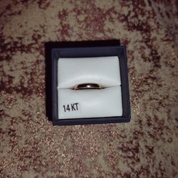 Keepsake  14kt Gold Band. Only Worn Once And That Was For The Picture. Size 7 Womens. Still Has Tag On It  