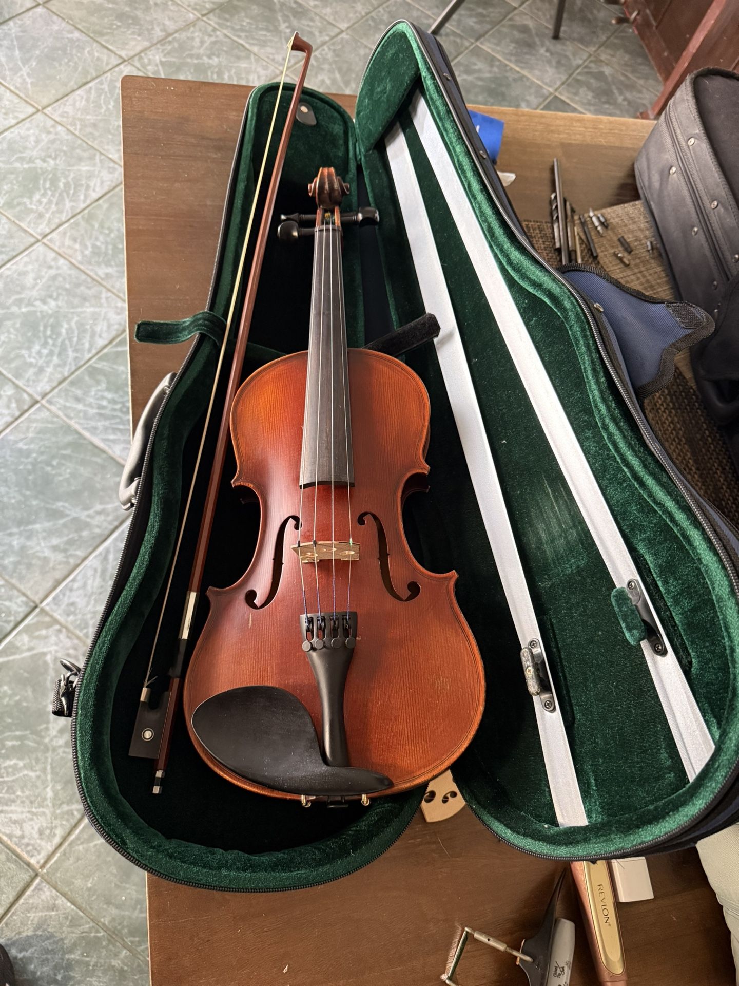 4/4 Full-Size Violin – Excellent Condition with Bow & Case