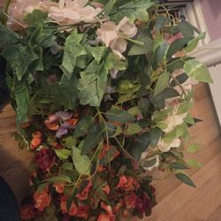 Small lot of fake flowers