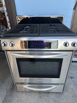 Gas Stove Kitchen Aid 30” Wide .