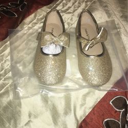 Girls Beautiful Size 9 Gold Sparkly Flats 