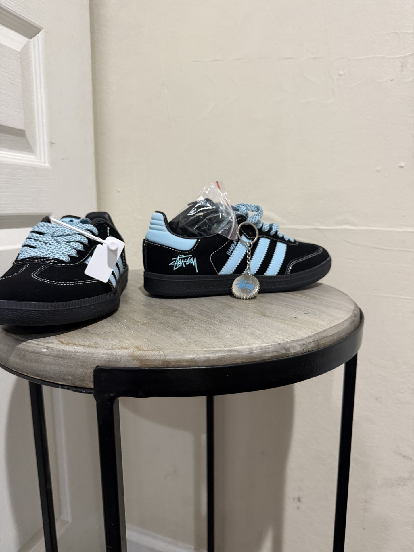 Unisex  Samba Adidas Size 5 USA