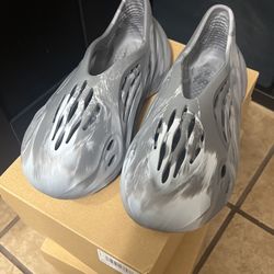 Yeezy Foam Runners Sz6