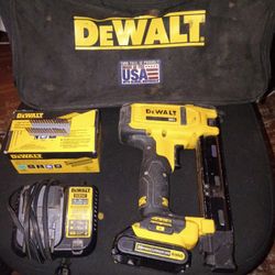 DeWALT 20V MAX Cordless Cable Stapler Kit