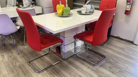 I'm selling a 4-chair dining set. Ask for price.