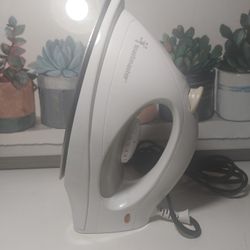 BNIB White iron with a variety of features, including a 30 minute auto-off, variable steam levels, shot of steam, vertical steam, and drip-free techno