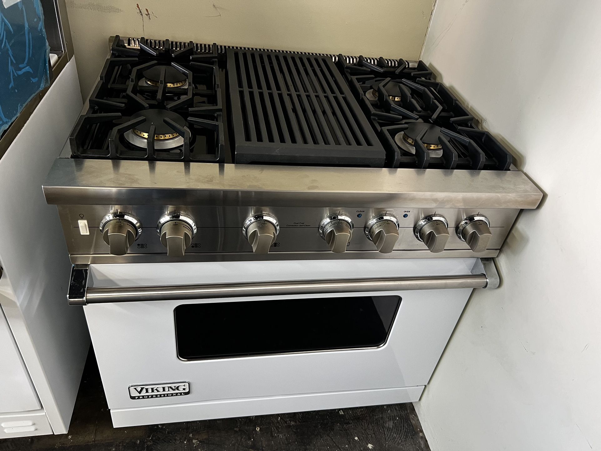 Viking 36”wide Dual Fuel Range Stove With Charbroil Grill