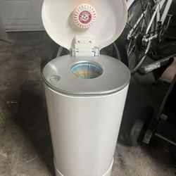 Munchkin Diaper Trash can 