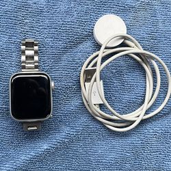 Apple Watch SE 1st Gen A2353 GPS+ Cellular 40mm 32GB w/ Bracelet and Charging Cable
