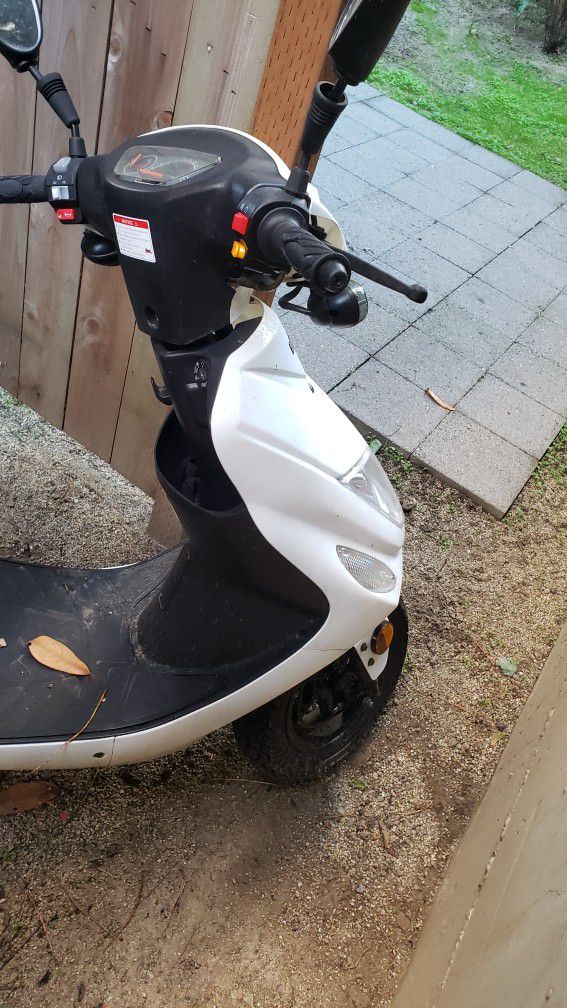 49cc 2020 Chicago Go Moped (Like New)