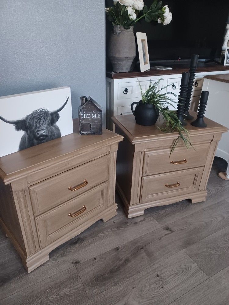 Broyhill nightstands set of 2