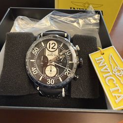 Brand new Invicta racing men’s watch with white and black leather band includes a brand new hard carry case