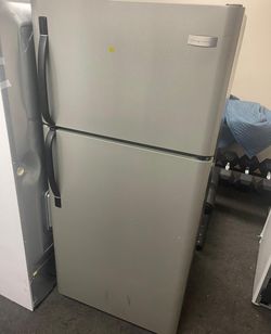 Good Frigidaire Refrigerator - GREAT condition!