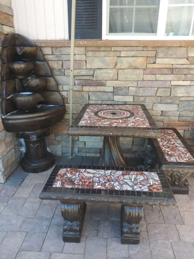 Water Fountain and table with 2 benches /Fuente y mesa