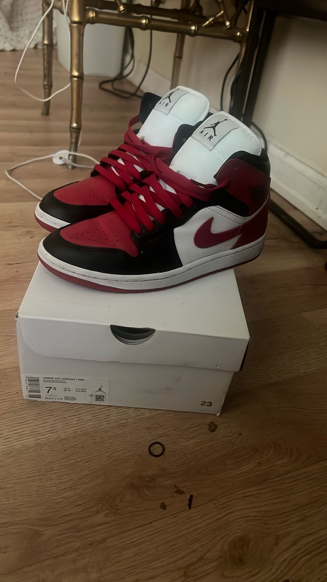 Jordan 1s mid 