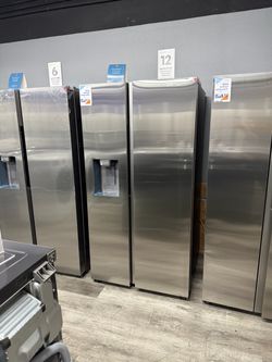 Samsung 28 Cu Ft Large Capacity Side By Side Refrigerator With Water Dispenser & Icemaker - Stainless steel