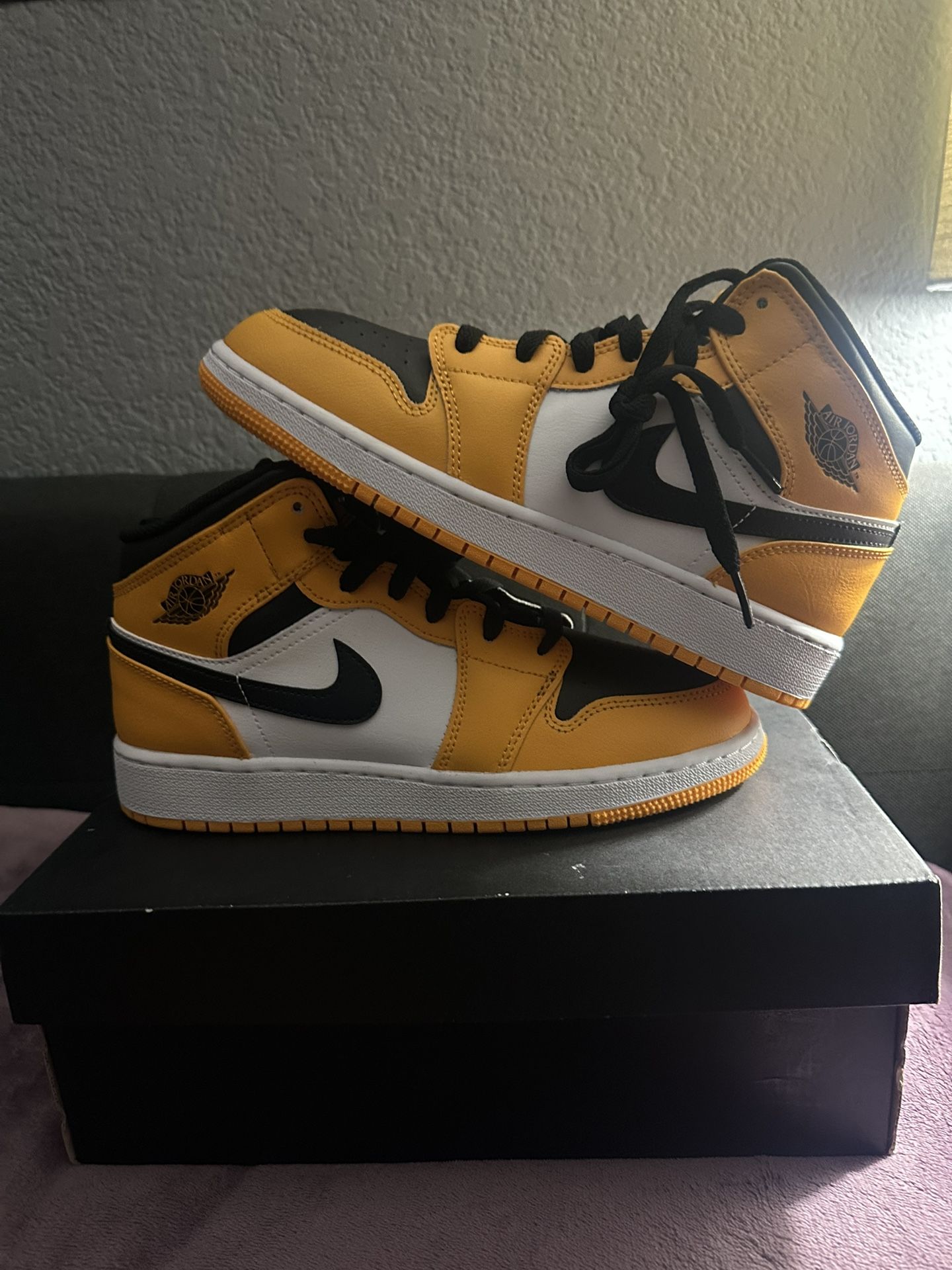 New in box Nike Jordan Mid Reverse Yellow Toes 6Y