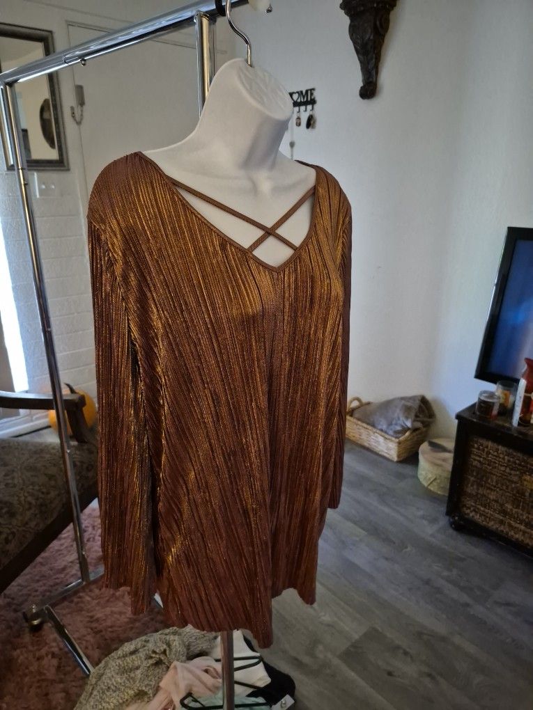 STUNNNG GOLD BLOUSE BY JM COLLECTION!
