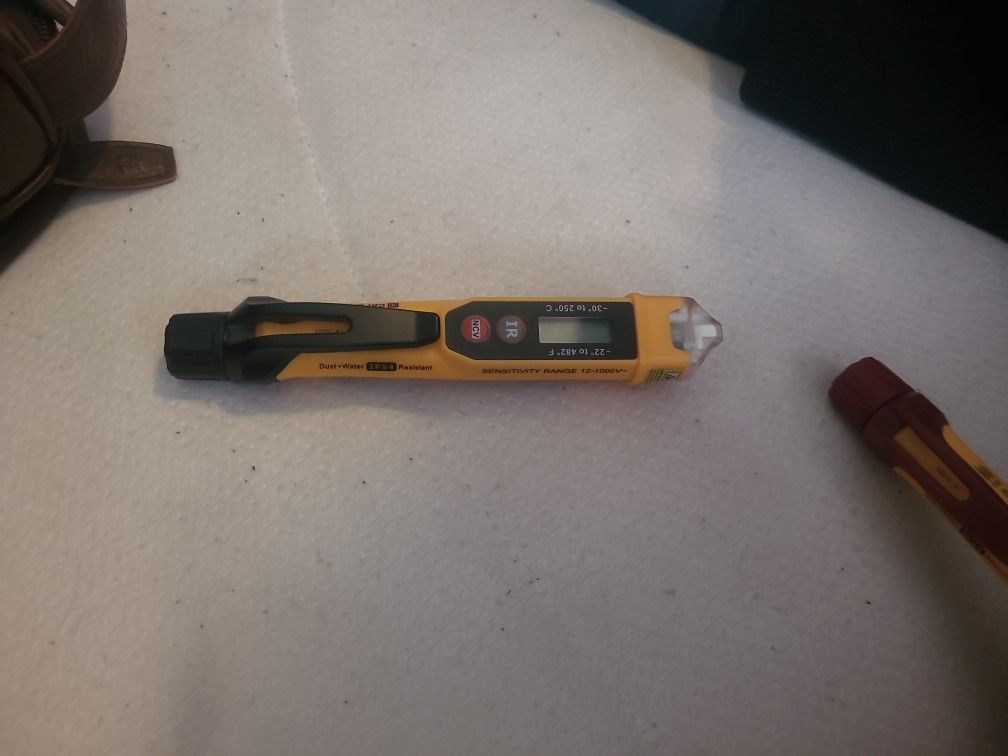 Voltage & Temperature  Reader 