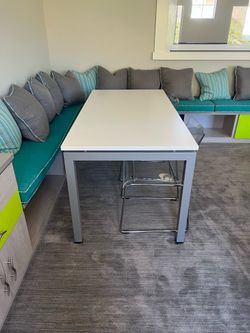 Art table with 2 clear chairs