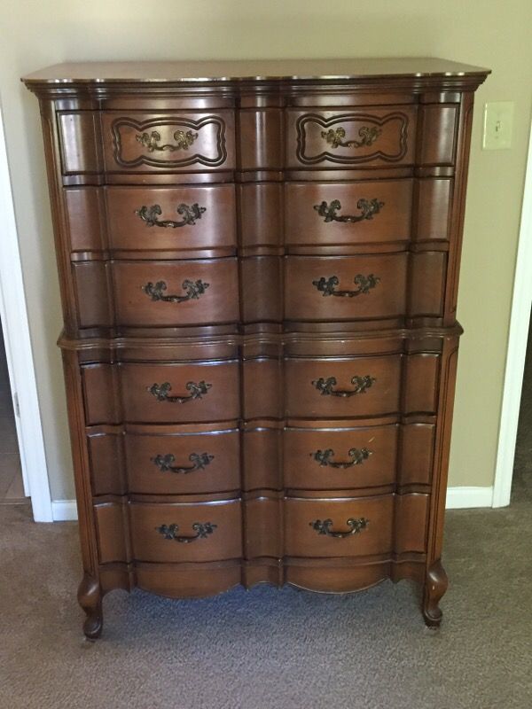 Hibriten Furniture Company Antique 6 drawer dresser / chest of drawers