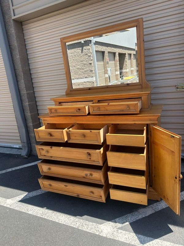 Dresser-Pine W/top piece Mirror 11 drawers and doors/ tocador de 11 cajones con espejo