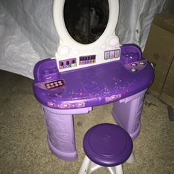 Kids vanity with chair only 25$