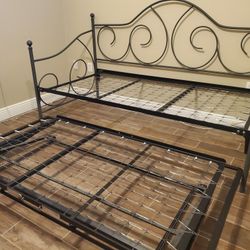 Metal Day bed 