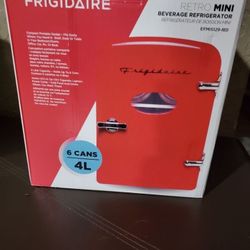 Fridgaire Mini Fridge 