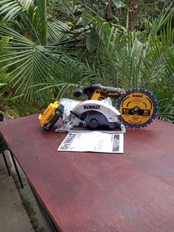 DeWalt 20 new XR.   Circular saw.   6 1/2".  Blade.  W/ battery.  5.0  ah.  lithium