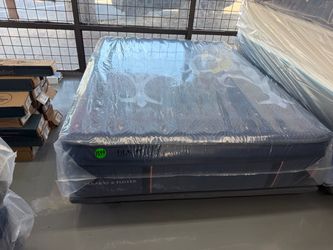 QUEEN SIZE STEARNS & FOSTER LUX ESTATE PILLOW TOP MATTRESS & BOX SPRING BED SET