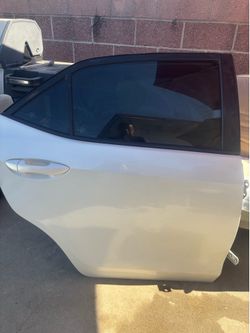 REAR RIGHT PASSENGER SIDE DOOR 2014-2019 TOYOTA COROLLA (WHITE COLOR) WITH HINGES.