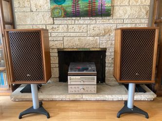 Amp Tuner Turntable and Speakers