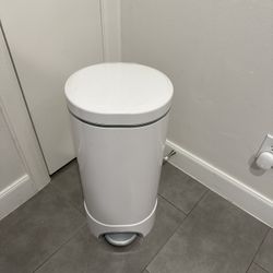 munchkin diaper pail w/ Refill Bags 