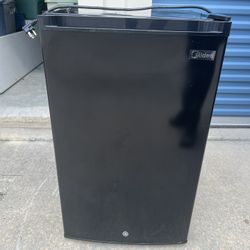 Midea Upright Freezer – 3.0 cu. ft. Black Compact Free-Standing Unit – Model MRU03M2ABB