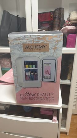 Mini beauty refrigerator