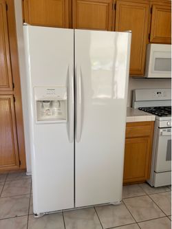 Frigidaire Side-by-Side Refrigerator – Works Great