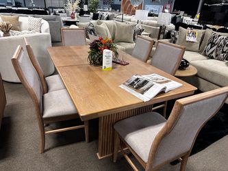Beautiful wood dining set w/leaf! 📲🚨 Easy Financing!