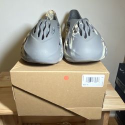 Yeezy Foam Rnnr Mxt Moon Gray