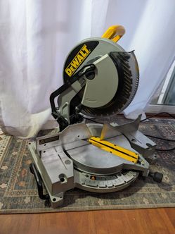 Dewalt 15 Amp Corded 12 in. Single Bevel Compound Miter Saw