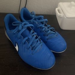 Soccer shoes