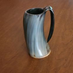 Vintage Viking Drinking Horn Mug Real Ox Horn Tankard Handcrafted Norse 
Beer Stein.
Pre-owned, good shape, collectible item, was on display. Features