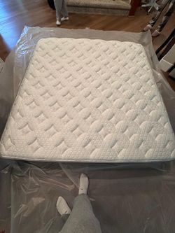 KING Helix Midnight Mattress - Like New!