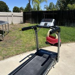Treadmill Horizon Premier model, auto incline, high end, quiet, hydraulic fold, cleans, led display 