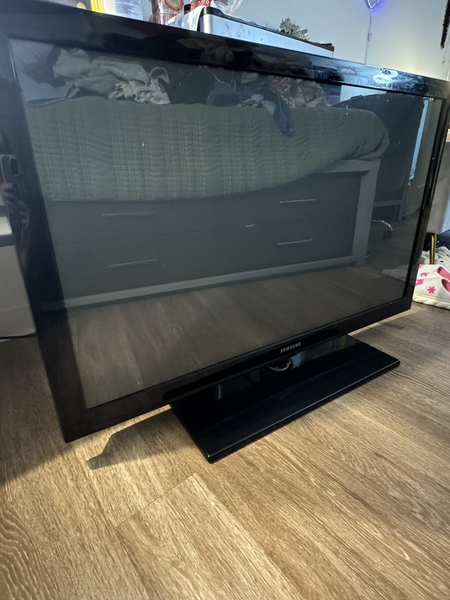 Samsung 42” Plasma TV + Remote