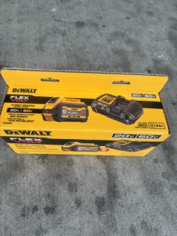  FLEXVOLT 20V/60V MAX Lithium-Ion 6.0Ah Battery Pack with 6 Amp Output Charger