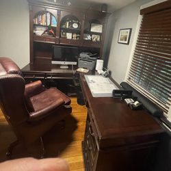 Office Desk, Hutch and Chair For Sale. 
