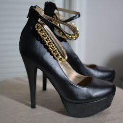 Lianne stampede Heels Black w/ Gold Chain Strap  Sz 8