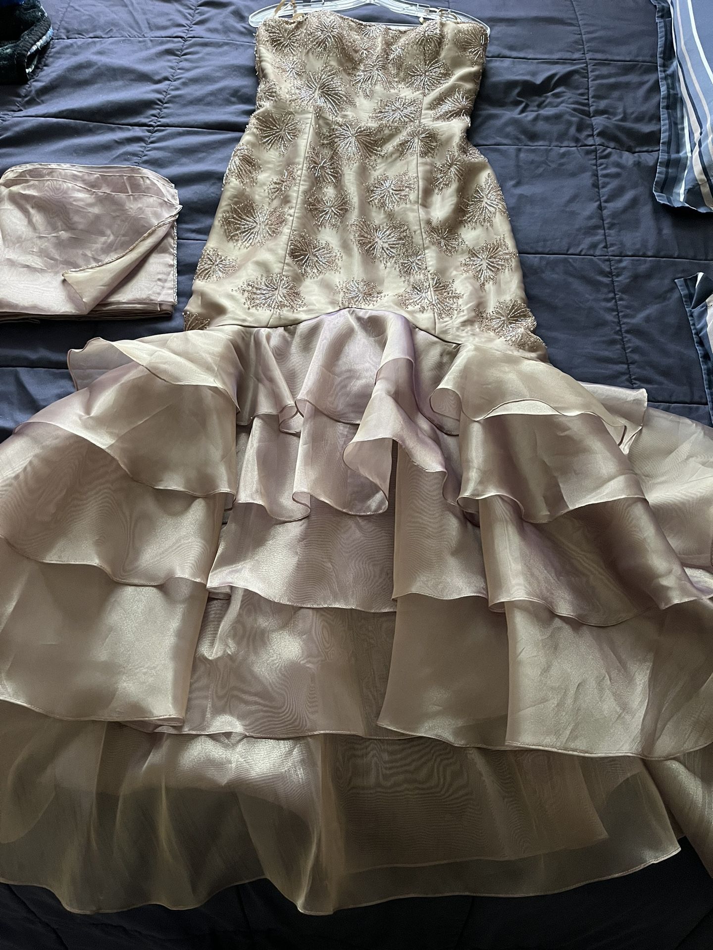 It’s Very Beautiful Long Evening Dress In Size 4 The Color Is Top Made By Javani It’s For Wading Or Prom Or Any Occasion
