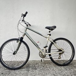 Trek 26” Navigator 200 Hybrid Bike / 21-Speed / 18.5” Aluminum Frame / Full Suspension / Bontrager Tires / Near New & Ready to Ride 